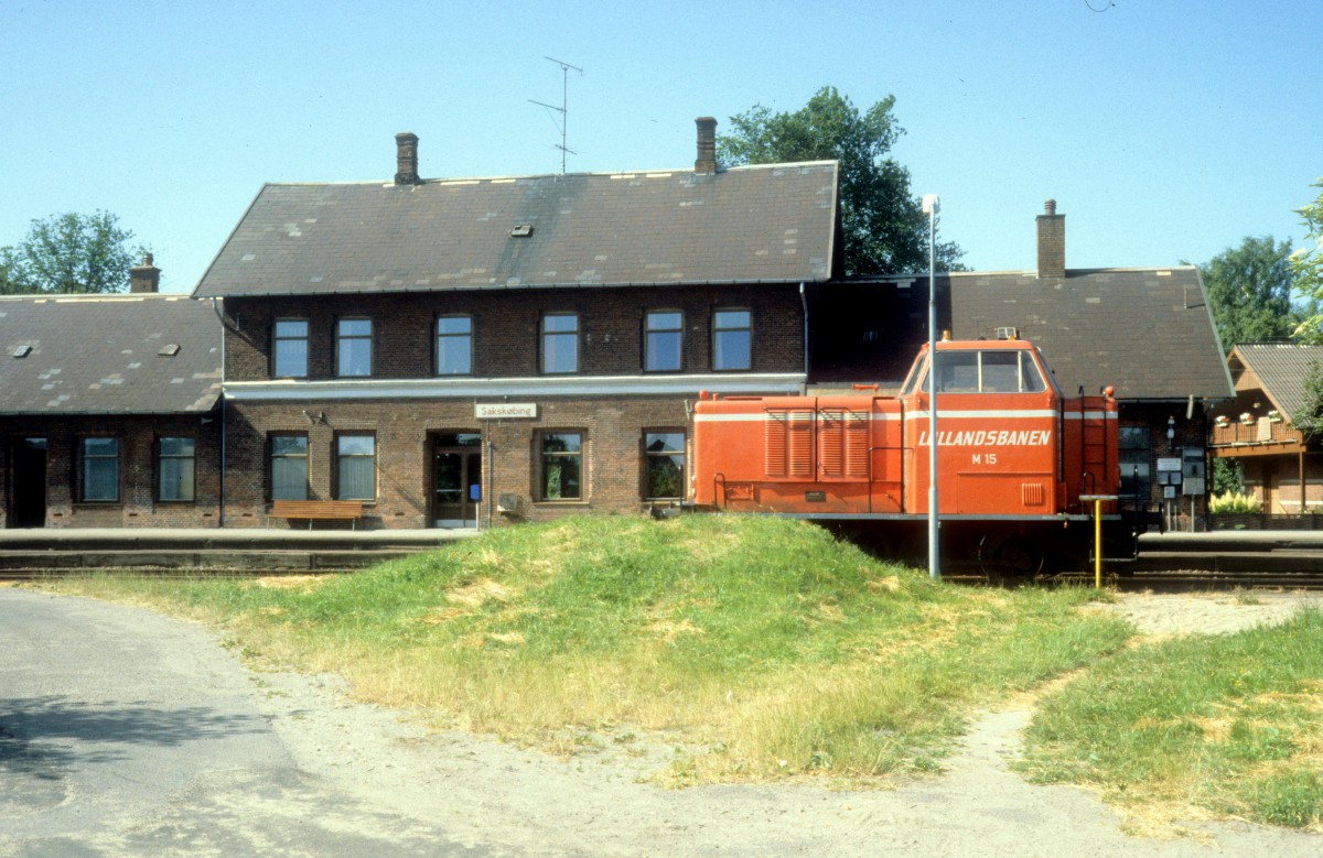 Lollandsbanen (LJ) am 22. Juni 1983: Bahnhof Sakskøbing. - Im Vordergrund steht die Diesellok LJ M 15 (MaK 1956).