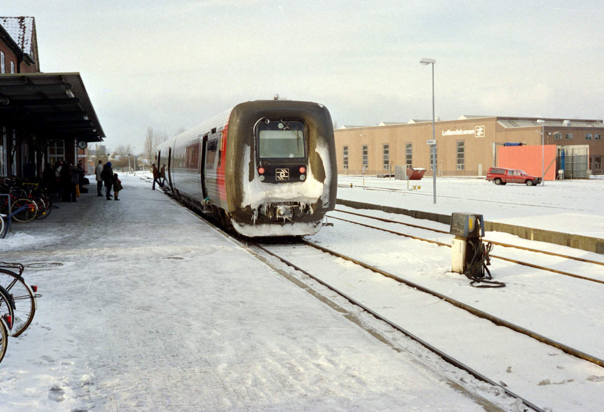 Lollandsbanen (LJ): Am 30. Dezember 2001 hält ein LJ-Triebzug bestehend aus einem Triebwagen (MF) und einem Steuerwagen (FS) am Bahnsteig im LJ-Bahnhof Nakskov auf der Insel Lolland. - Die LJ erhielt 1997 vier von diesen Triebzügen, die von der Firma Adtranz in Randers (früher: Scandia Randers) gebaut worden waren. - Scan von einem Farbnegativ. Film: Agfacolor 200. 