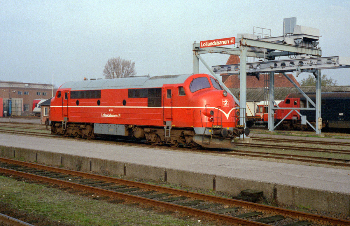 Lollandsbanen (LJ): Auf dem Bahngebiet am Bahnhof Nakskov steht am 21. Oktober 2000 die Nohab-Diesellok M35 (ex DSB Mx 1033). Diese dieselelektrische Lok, welche die LJ 1988 von den Dänischen Staatsbahnen (DSB) übernahm, wurde 1961 erbaut. - Scan eines Farbnegativs. Film: AGFA HDC 200-plus. Kamera: Minolta XG-1.