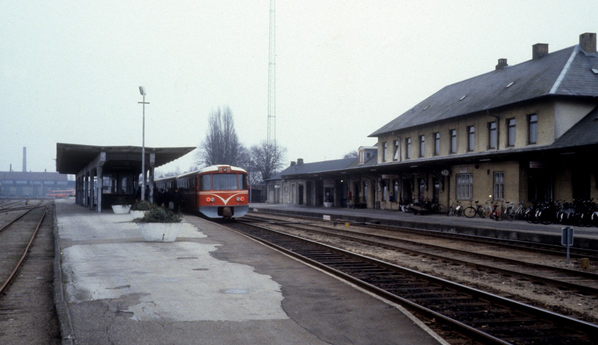 Lollandsbanen (LJ) Bahnhof Maribo: Am 16. februar 1982 hält ein Triebzug (Ys+Yp+Ym) am Bahnsteig. Der Zug, der von Nakskov kommt, wird wenige Minuten später weiter nach Sakskøbing und Nykøbing Falster fahren.