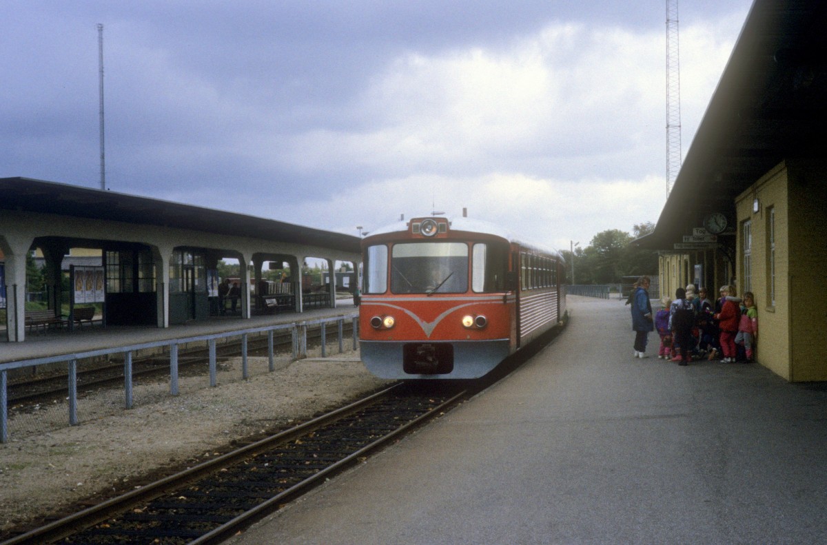 Lollandsbanen (LJ) Bahnhof Maribo: Ein Triebzug bestehend aus einem Steuerwagen (Ys) und einem Triebwagen (Ym) hält am 15. Oktober 1992 am Bahnsteig. - Der Zug fährt in Richtung Nakskov.