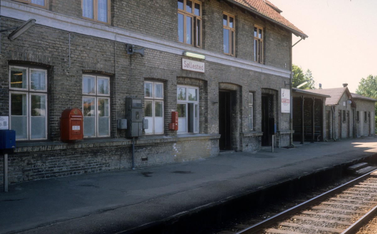 Lollandsbanen (LJ): Bahnhof Søllested am 22. juni 1983.