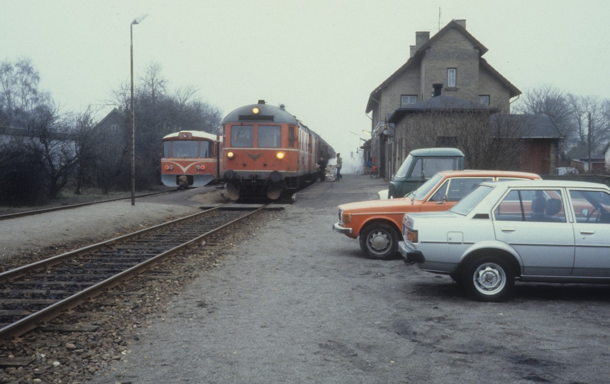 Lollandsbanen (LJ: Bahnhof Søllested.- In Søllested treffen sich am 16. Februar 1982 ein Triebzug und eine Diesellok (M 31 oder 32) mit Personenwagen.