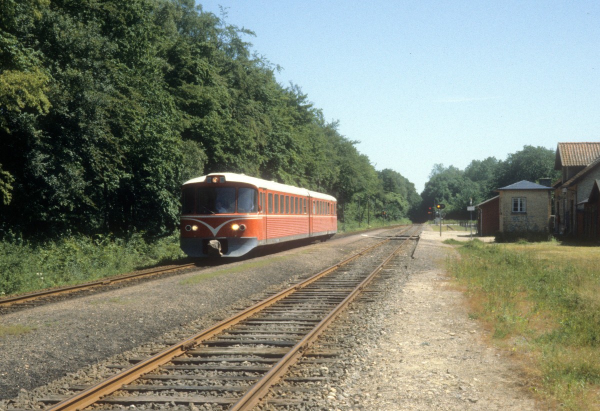 Lollandsbanen (LJ): Ein sogenannter Y-Zug (Ys+Ym) Bahnhof Ryde am 22. Juni 1983.
