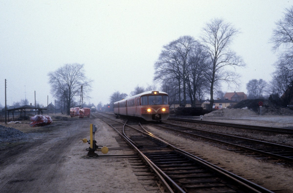 Lollandsbanen, LJ: Ein Triebzug bestehend aus einem Triebwagen Ym, einem Personenwagen Yp und einem Steuerwagen Ys erreicht am 16. Februar 1982 den Bahnhof in Sakskøbing auf der Insel Lolland.