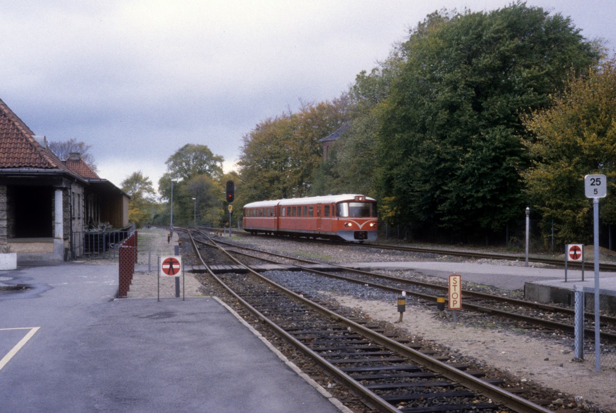 Lollandsbanen (LJ): Ein Triebzug bestehend aus einem Triebwagen (Ym) und einem Steuerwagen (Ys) erreicht am 15. Oktober 1992 den Bahnhof Maribo. Der Zug kommt aus Nakskov und fährt nach Nykøbing Falster.