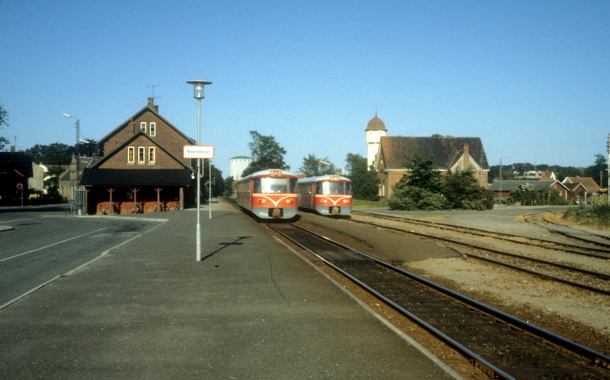 Lollandsbanen (LJ): Zwei Triebzüge (Ym + Ys) treffen sich am 22. Juni 1983 im Bahnhof Sakskøbing.