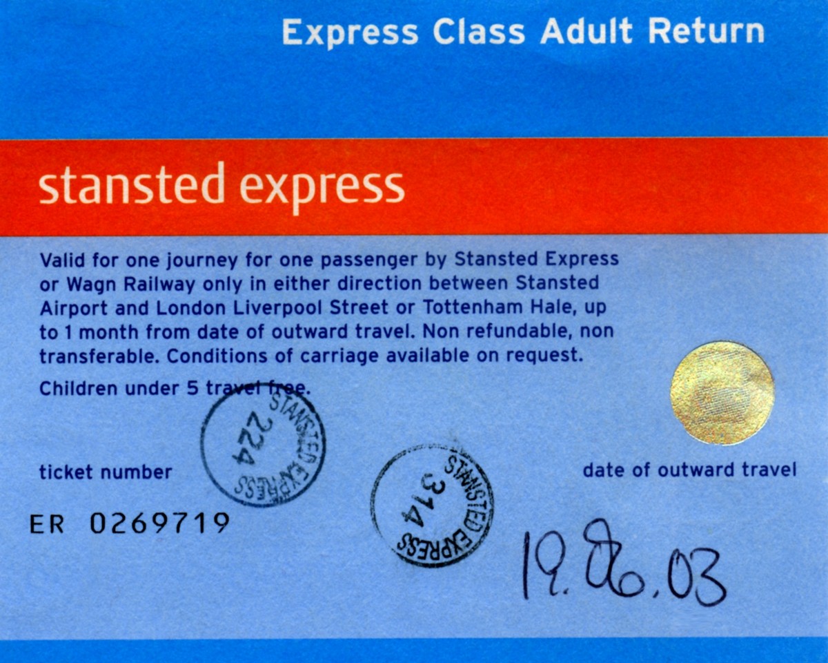 LONDON, 19.06.2003, Hin- und Rückfahrkarte für den Stansted-Express, der den Flughafen Stansted mit dem Londoner Bahnhof Liverpool Street verbindet -- Fahrkarte eingescannt