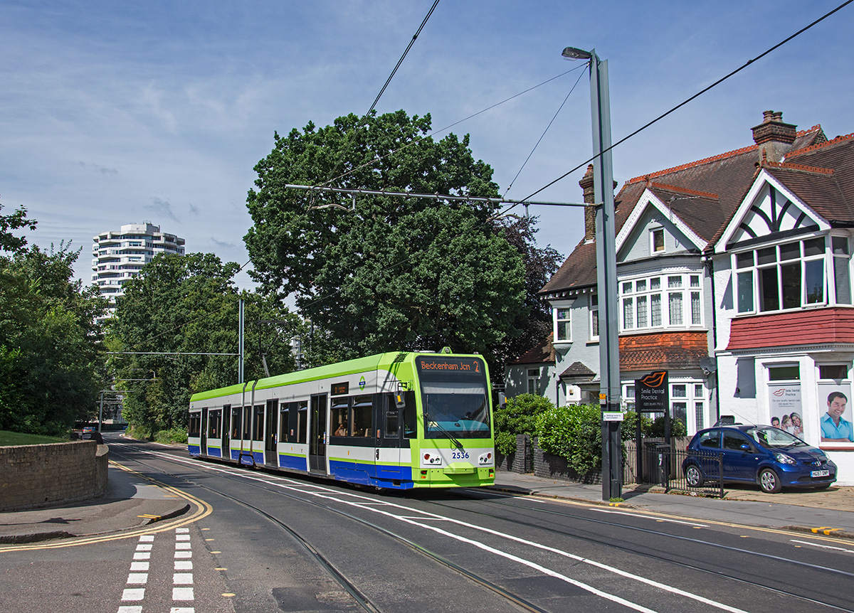 London - Croydon Tramlink, Bombardier CR4000 2536 als Linie 2, Addiscombe Road, 05.08.2016.