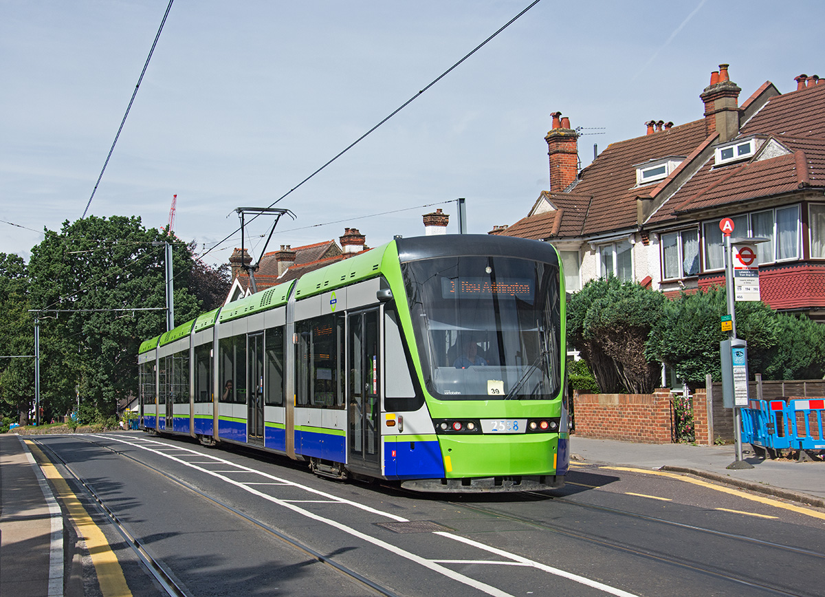 London - Croydon Tramlink, Stadler Variobahn 2558 als Linie 3, Addiscombe Road, 05.08.2016.