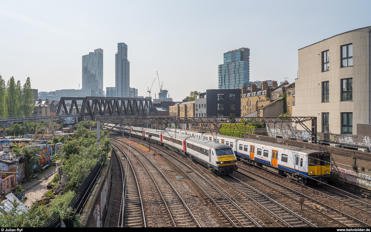 London Overground 315 804 und der Greater Anglia Schnellzug nach Ipswich mit führendem DVT 82 133, geschoben von 90 014, haben am 22. April 2019 gerade London Liverpool Street verlassen.