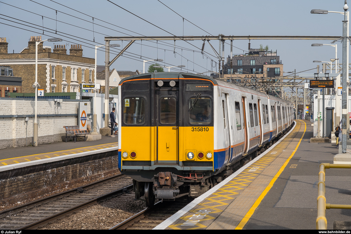 London Overground 315 810 erreicht am 22. April 2019 die Station Bethnal Green als letzte Haltestelle vor dem Endbahnhof Liverpool Street.