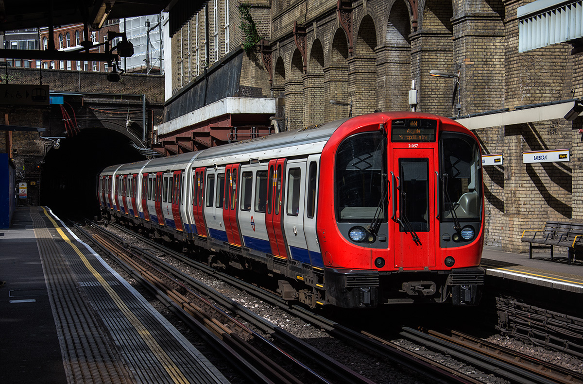 London Underground S-Stock 21057 als Metropolitan Linie in Barbican, 07.08.2016