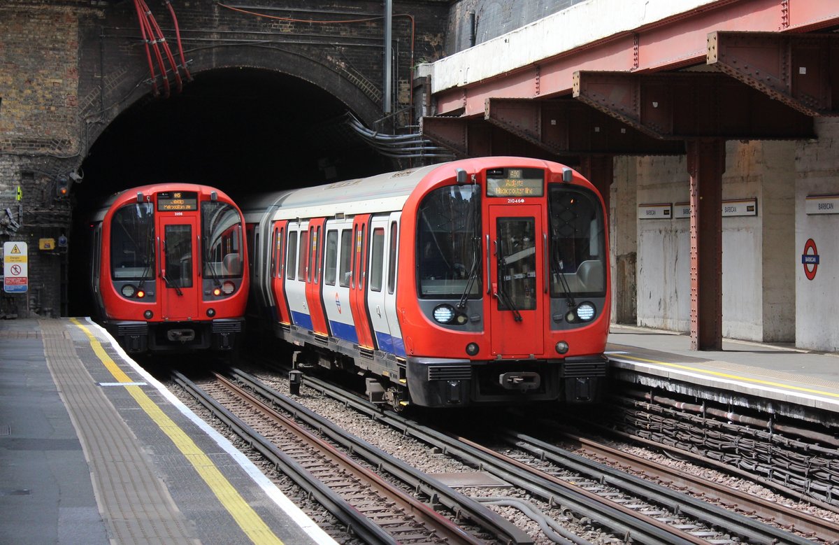 London Underground
Begegnung zweier Züge der Metropolitian-Line: Während ein Triebzug die Station Barbican verlässt, erreicht ein anderer Triebzug der gleicher Baureihe, die Station.
Samstag, 4. August 2018