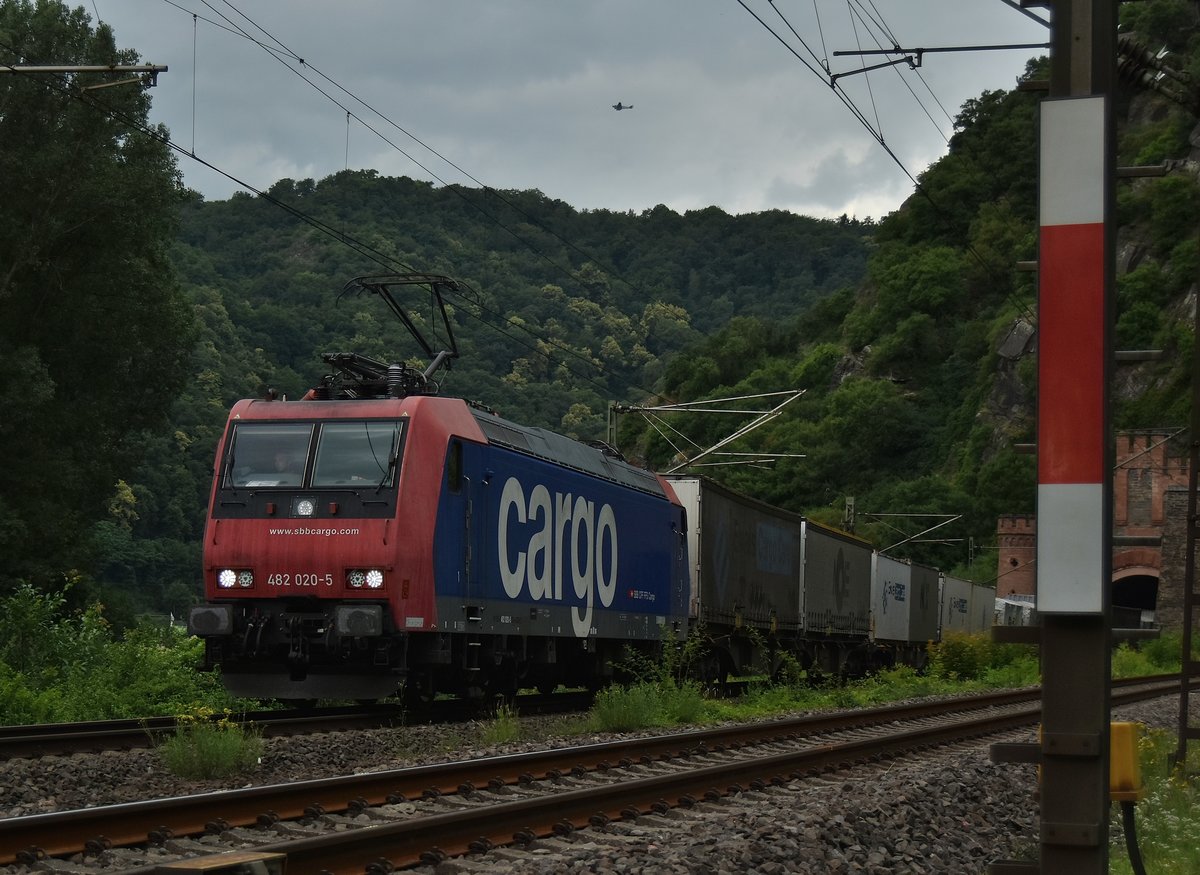 Loreley ley ley, eine schweizer Traxx und 'ne Tante Ju zieh'n vorbei......lach.
Ne ich fang jetzt nicht als Schlagertexter an, aber passte beim Anblick des Bildes.
Erst hielt ich es ja für einen großen Vogel, aber das es dann ein Aluvogel ist der über der 482 020-5 samt ihrem Klv hinweg zu sehen war, als sie aus dem alten Portal des Loreleytunnel hinausfährt. Leider wurde es dunkel am Himmel von Regenwolken. Samstag den 16.6.2018