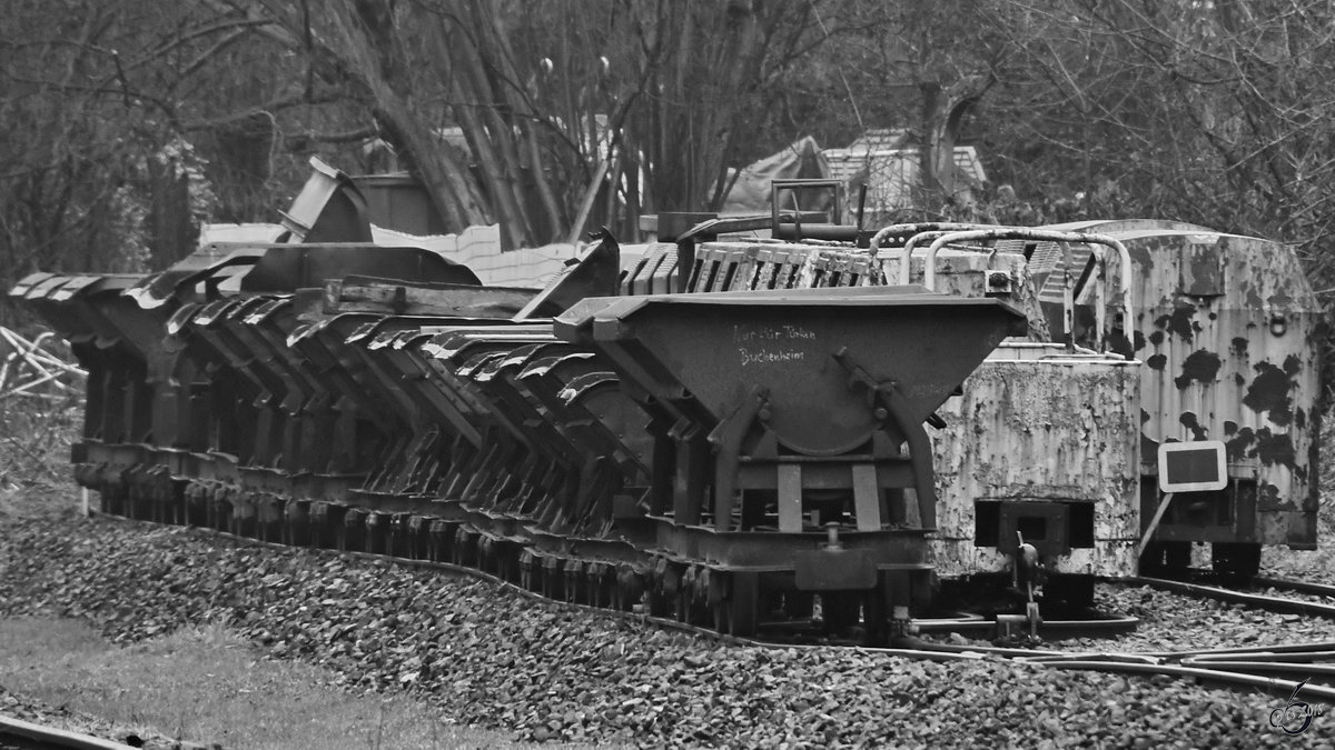 Loren außerhalb des Gruben- und Feldbahnmuseums Zeche Theresia. (Witten, April 2018)
