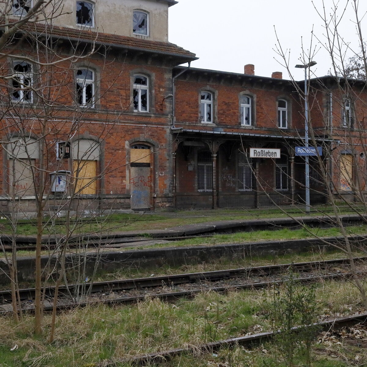 Lost places in Roßleben, dass EG ist aufglassen, die Strecke von Wangen bis Artern stillgelegt.
22.03.2024  17:08 Uhr.