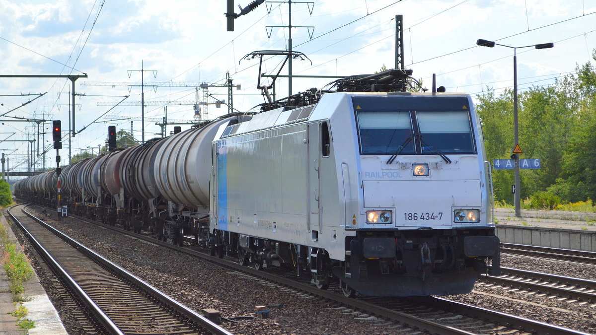 Lotos Kolej Sp. z o o. mit Rpool   186 434-7  [NVR-Nummer: 91 80 6186 434-7 D-Rpool] und Kesselwagenzug am 08.08.19 Bahnhof Flughafen Berlin Schönefeld.