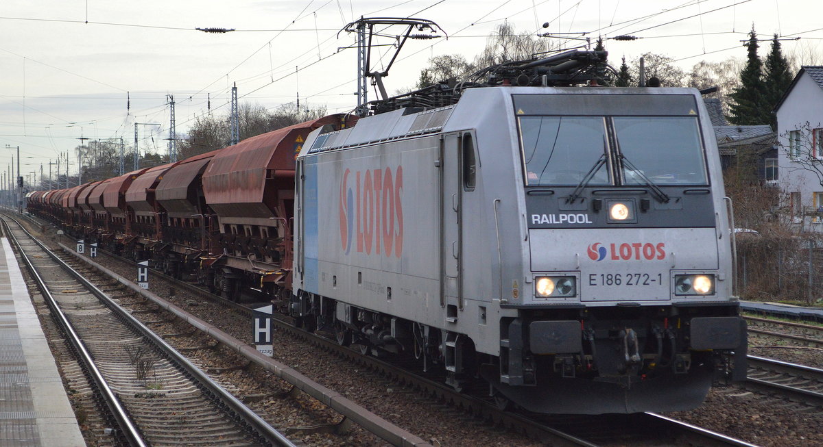 Lotos Kolej Sp. z o.o., Gdańsk [PL] mit der Railpool Lok  E 186 272-1  [NVR-Nummer: 91 80 6186 272-1 D-Rpool] und einem Ganzzug Schüttgutwagen mit Schwenkdach (DB Cargo) am 11.12.19 Berlin Hirschgarten.