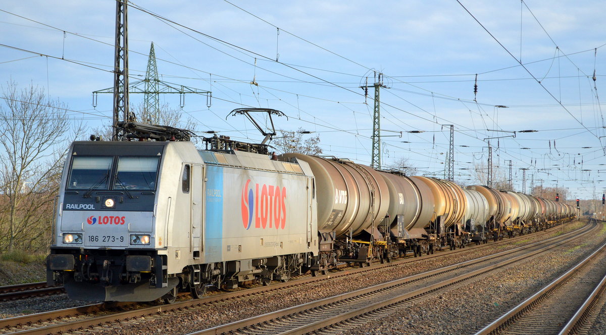 Lotos Kolej Sp. z o.o., Gdańsk [PL] mit der Railpool  186 273-9  [NVR-Nummer: 91 80 6186 273-9 D-Rpool] und Kesselwagenzug am 18.12.19 Durchfahrt Bf. Saarmund. 