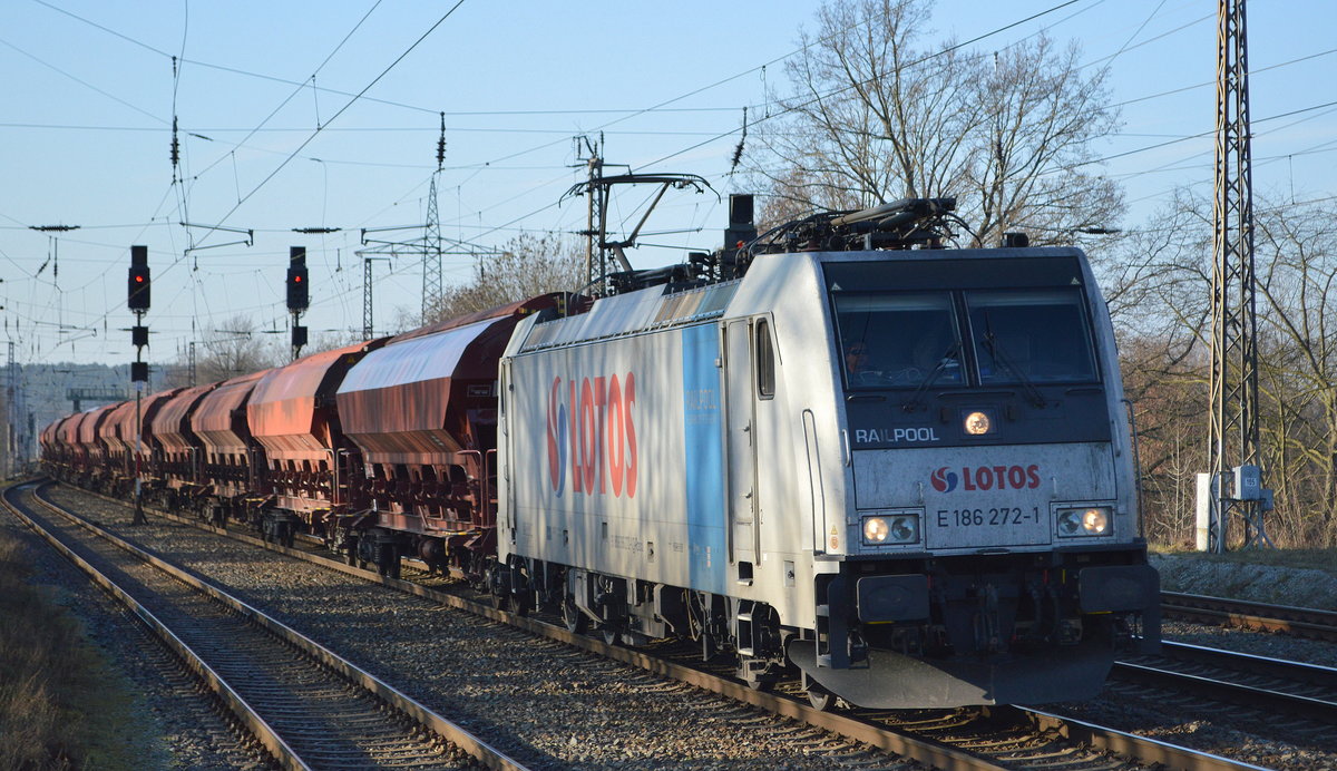 Lotos Kolej Sp. z o.o., Gdańsk [PL] hat mit der Railpool  E 186 272-1  [NVR-Nummer: 91 80 6186 272-1 D-Rpool] einen Ganzzug Schüttgutwagen mit Schwenkdach aus Seddin abgeholt, hier am 17.01.20 Durchfahrt Bf. Saarmund Richtung Polen. 