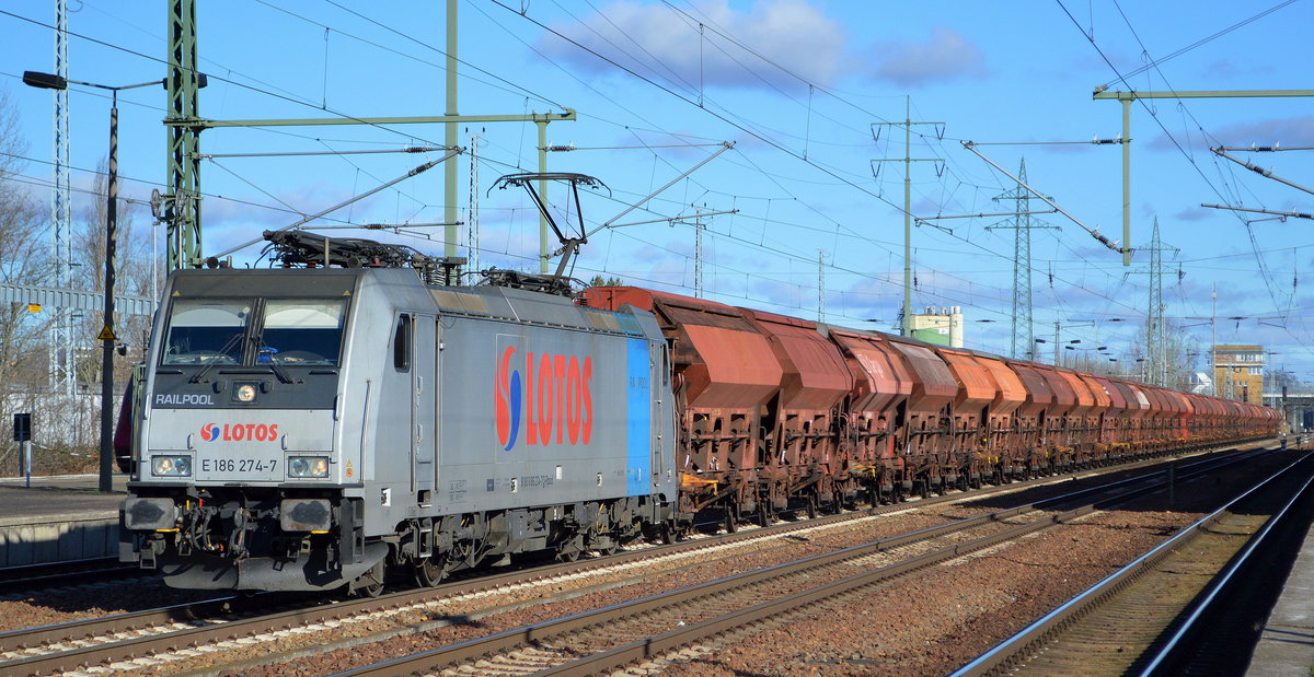 Lotos Kolej Sp. z o.o., Gdańsk [PL] mit der Railpool  E 186 274-7 [NVR-Nummer: 91 80 6186 274-7 D-Rpool] mit Ganzzug Schüttgutwagen mit Schwenkdach Richtung Seddin am 05.02.20 Durchfahrt Bf. Flughafen Berlin Schönefeld.