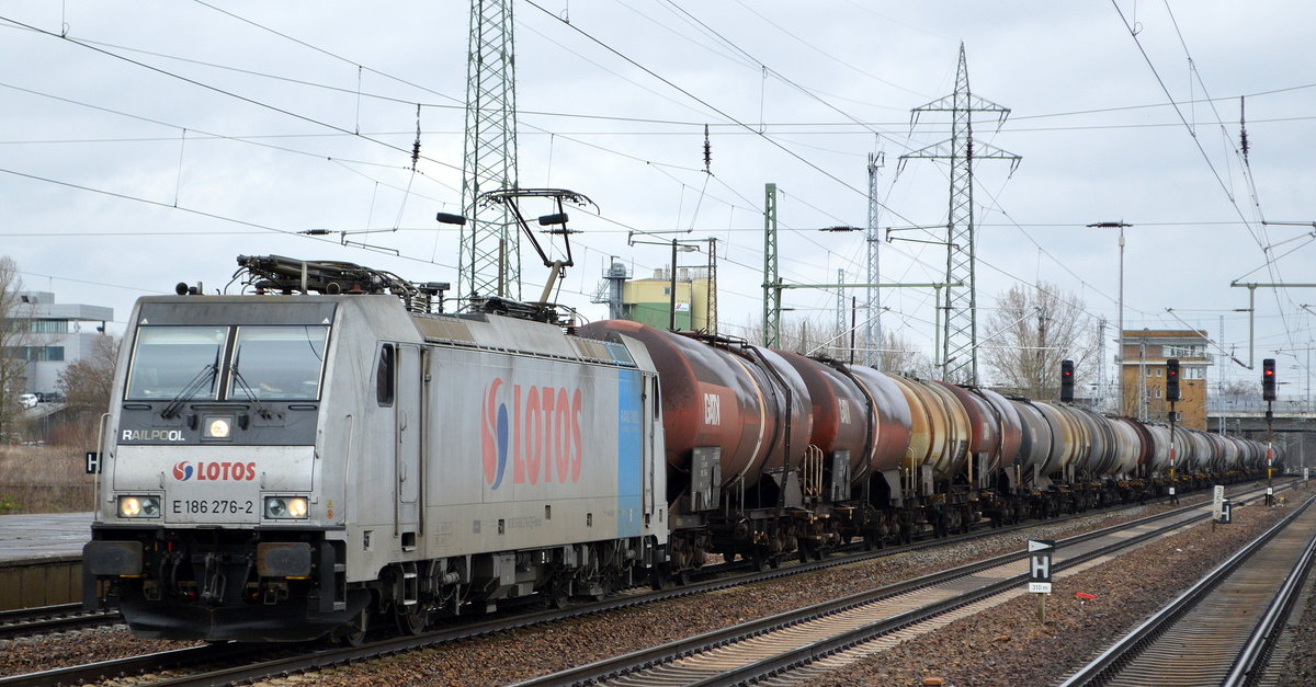 Lotos Kolej Sp. z o.o., Gdańsk [PL] mit der Railpool Lok  E 186 276-2  [NVR-Nummer: 91 80 6186 276-2 D-Rpool] und Kesselwagenzug am 10.03.20 Bf. Flughafen Berlin Schönefeld.