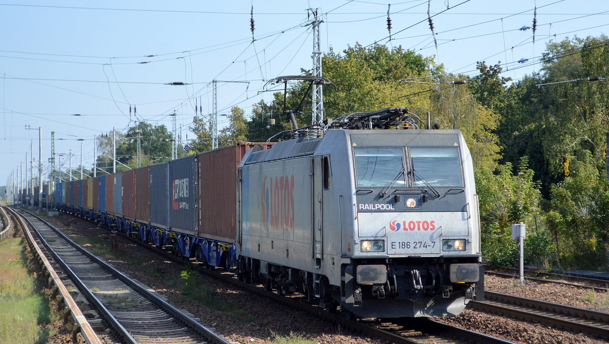 Lotos Kolej Sp. z o.o., Gdańsk [PL] mit der Railpool Lok  E 186 274-7   [NVR-Nummer: 91 80 6186 274-7 D-Rpool] und Containerzug mit den neuen blauen firmeneigenen Containertragwagen am 23.09.20 aus Richtung Frankfurt/Oder kommend Berlin Hirschgarten