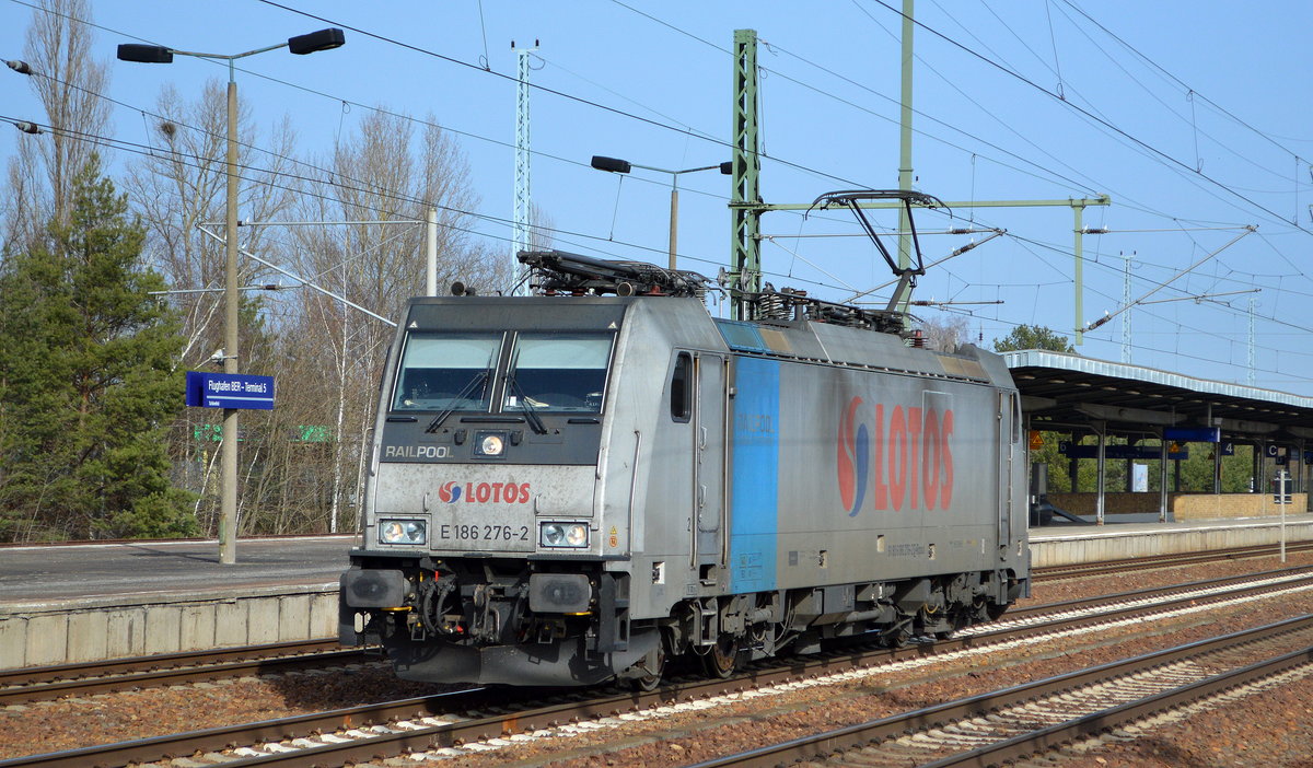 Lotos Kolej Sp. z o.o., Gdańsk [PL] mit  E 186 276-2  [NVR-Nummer: 91 80 6186 276-2 D-Rpool] am 24.02.21 Durchfahrt Bf. Flughafen BER Terminal 5.