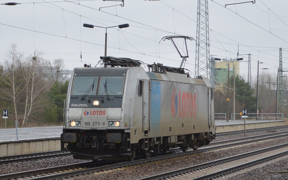Lotos Kolej Sp. z o.o., Gdańsk [PL] mit  186 273-9  [NVR-Nummer: 91 80 6186 273-9 D-Rpool]
am 26.01.22  Durchfahrt Bf. Flughafen BER - Terminal 5.