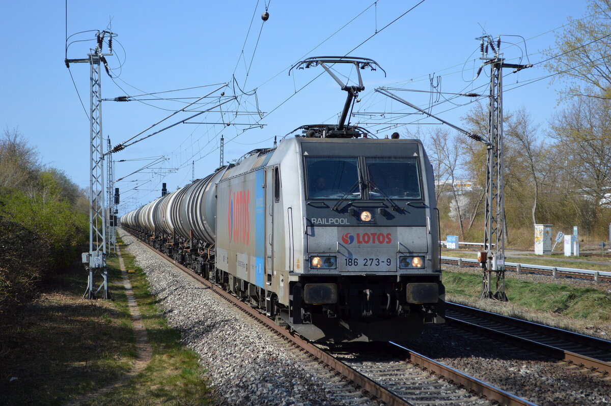 Lotos Kolej Sp. z o.o., Gdańsk [PL] mit der Railpool Lok  186 273-9  [NVR-Nummer: 91 80 6186 273-9 D-Rpool] und Kesselwagenzug am 29.03.22 Durchfahrt Bf. Berlin Hohenschönhausen.
