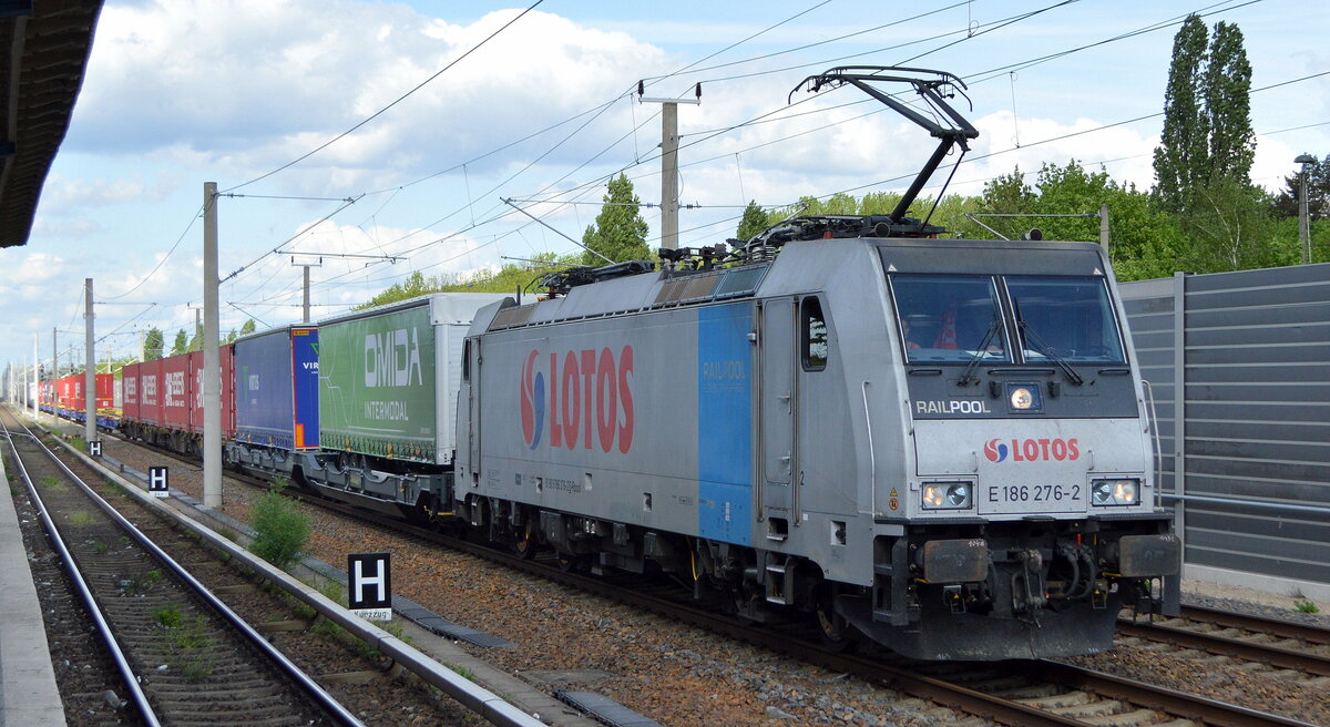Lotos Kolej Sp. z o.o., Gdańsk [PL] mit der Railpool Lok  E 186 276-2  [NVR-Nummer: 91 80 6186 276-2 D-Rpool] und KLV-Zug am 12.05.22 Berlin Blankenburg.