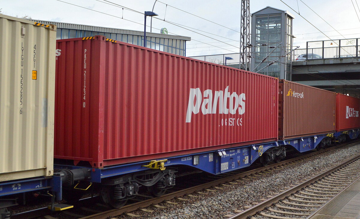 Lotos Kolej Sp. z o.o., Gdańsk [PL] mit mit einem Gelenk-Containertragwagen mit der Nr. 31 TEN 51 PL-LOTOS 4960 558-0 Sggrss 80´ (GE) in einem Ganzug am 24.10.22 Durchfahrt Bahnhof Berlin Hohenschönhausen.