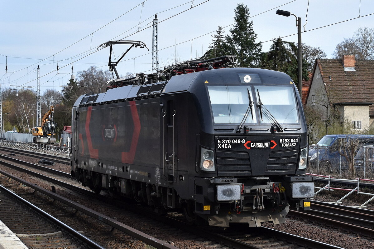 Lotos Kolej Sp. z o.o., Gdańsk [PL] mit der Cargounit Vectron  5 370 048-8 . Name:  Tomazs (NVR:  91 51 5 370 048-8 PL-ID ) am 26.03.24 Höhe Bahnhof Berlin-Hirschgarten.