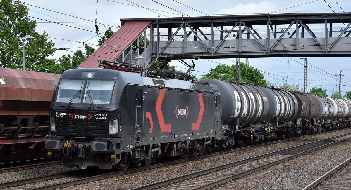Lotos Kolej Sp. z o.o., Gdańsk [PL] mit Cargounit Vectron  5 370 050-4 / 6193 056 , Name:  Orzech  (NVR:  91 51 5 370 050-4 PL-ID ) und einem Kesselwagenzug am 07.05.24 Höhe Bahnhof Saarmund.