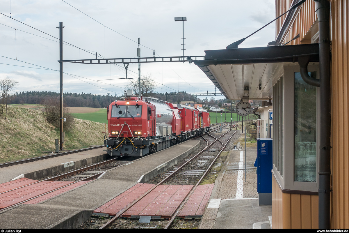 LRZ Winterthur am 4. April 2018 im Bahnhof Ossingen.