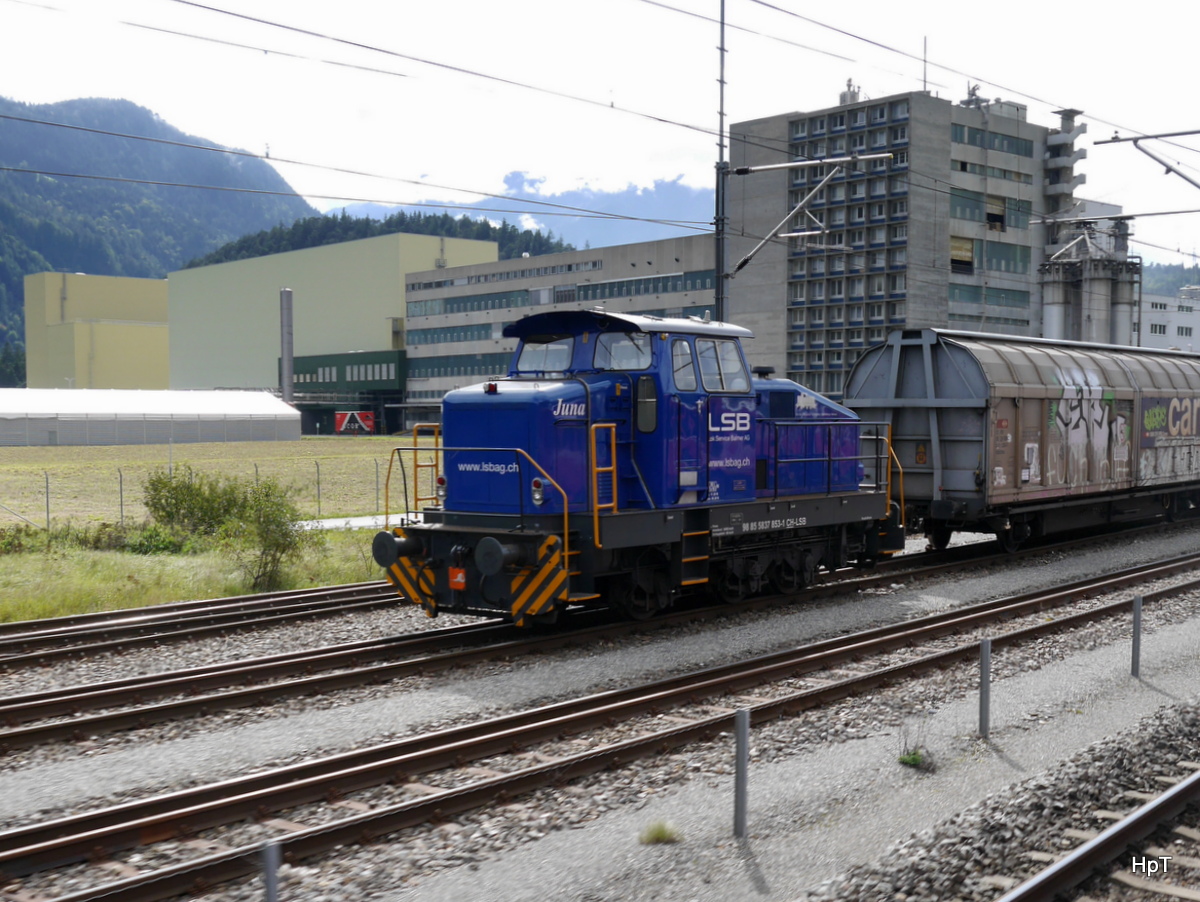 LSB - Lok 98 85 5837 863-1 Unterwegs in den EMS Werken in Domat am 21.09.2017 .. Foto wurde aus Fahrendem RhB Zug hinaus Gemacht ..