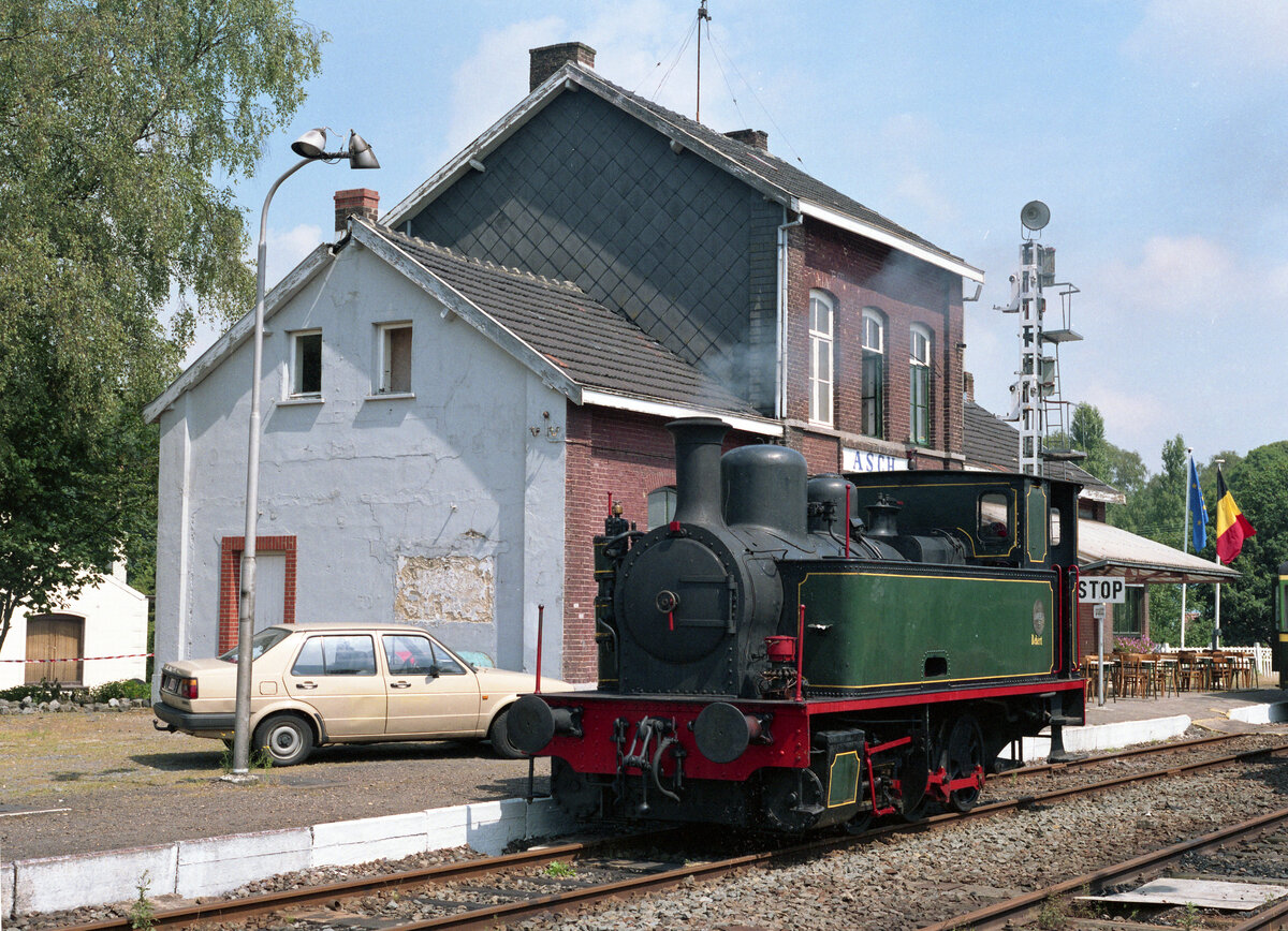 LSV Dampflok Nr 6  bebert  steht für Führerstandsmitfahrten bereit im Bahnhof As am 29.07.1990, 12.47u. Scanbild 8161, Kodak Ektacolor Gold.