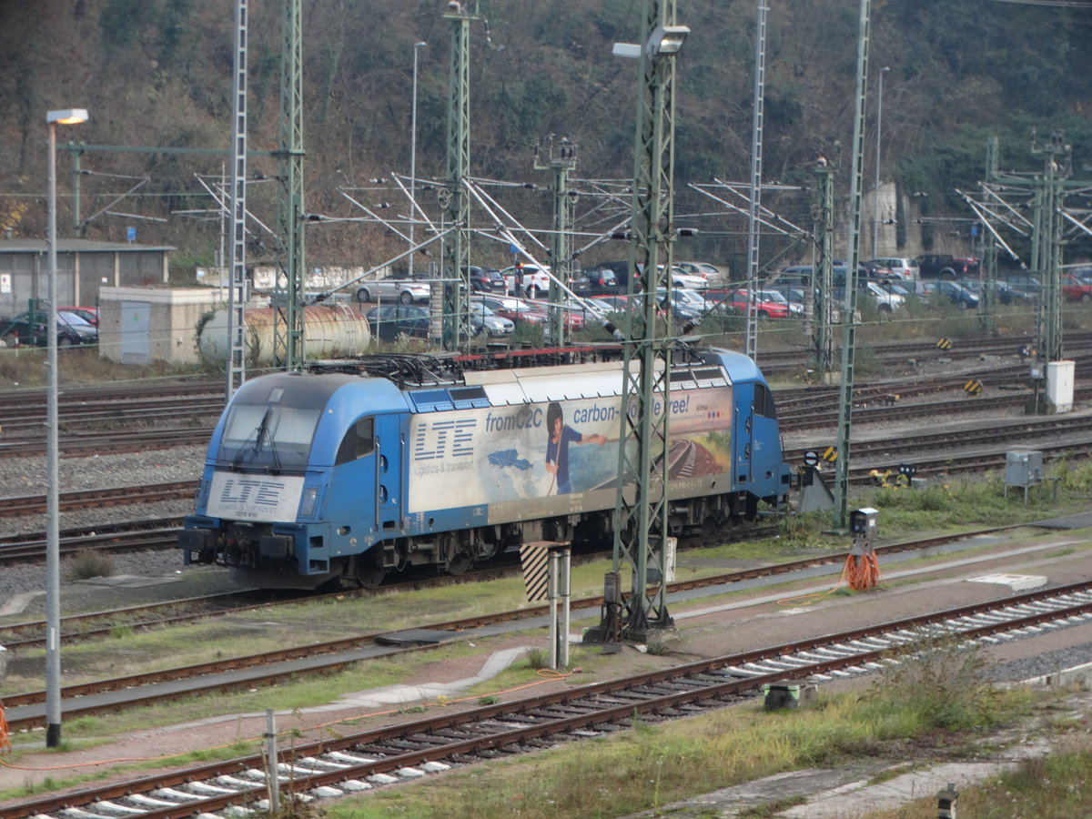 LTE 1216 910 am 02.12.17 in Mainz Hbf von einer Brücke aus fotografiert