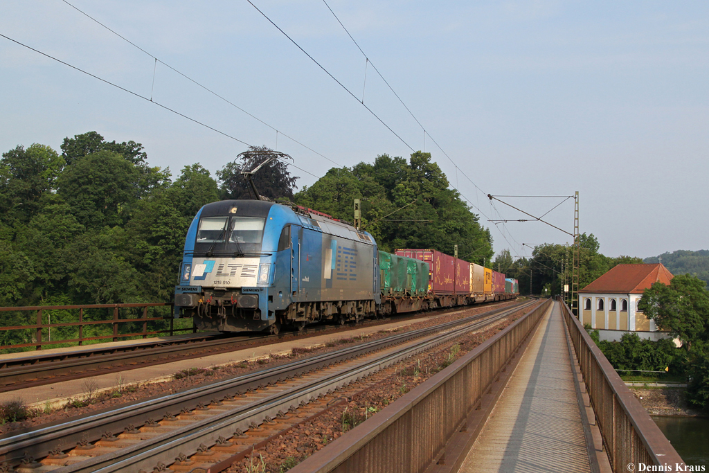 LTE 1216 910 mit einem KLV Zug am 06.07.2013 bei Regensburg Prüfening.