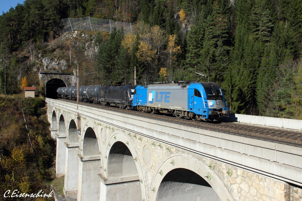 LTE 1216 910 und MRCE 182 561 (angemietet von LTE) bespannen am 26.10.13 einen Gterzug und fahren hier ber das Krausel Klause Viadukt nahe Breitenstein.