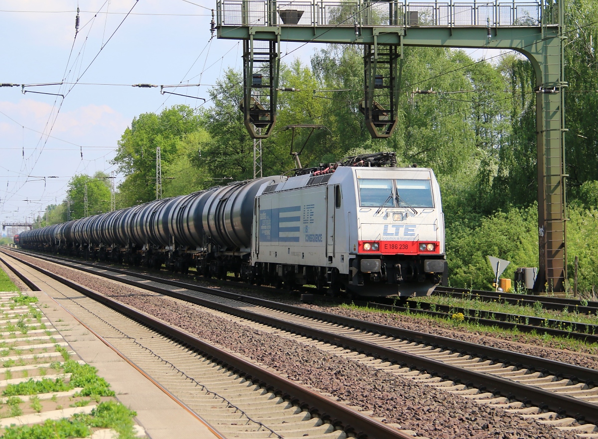LTE 186 238 mit Kesselwagenzug in Fahrtrichtung Wunstorf. Aufgenommen am 29.04.2014 in Dedensen-Gümmer.