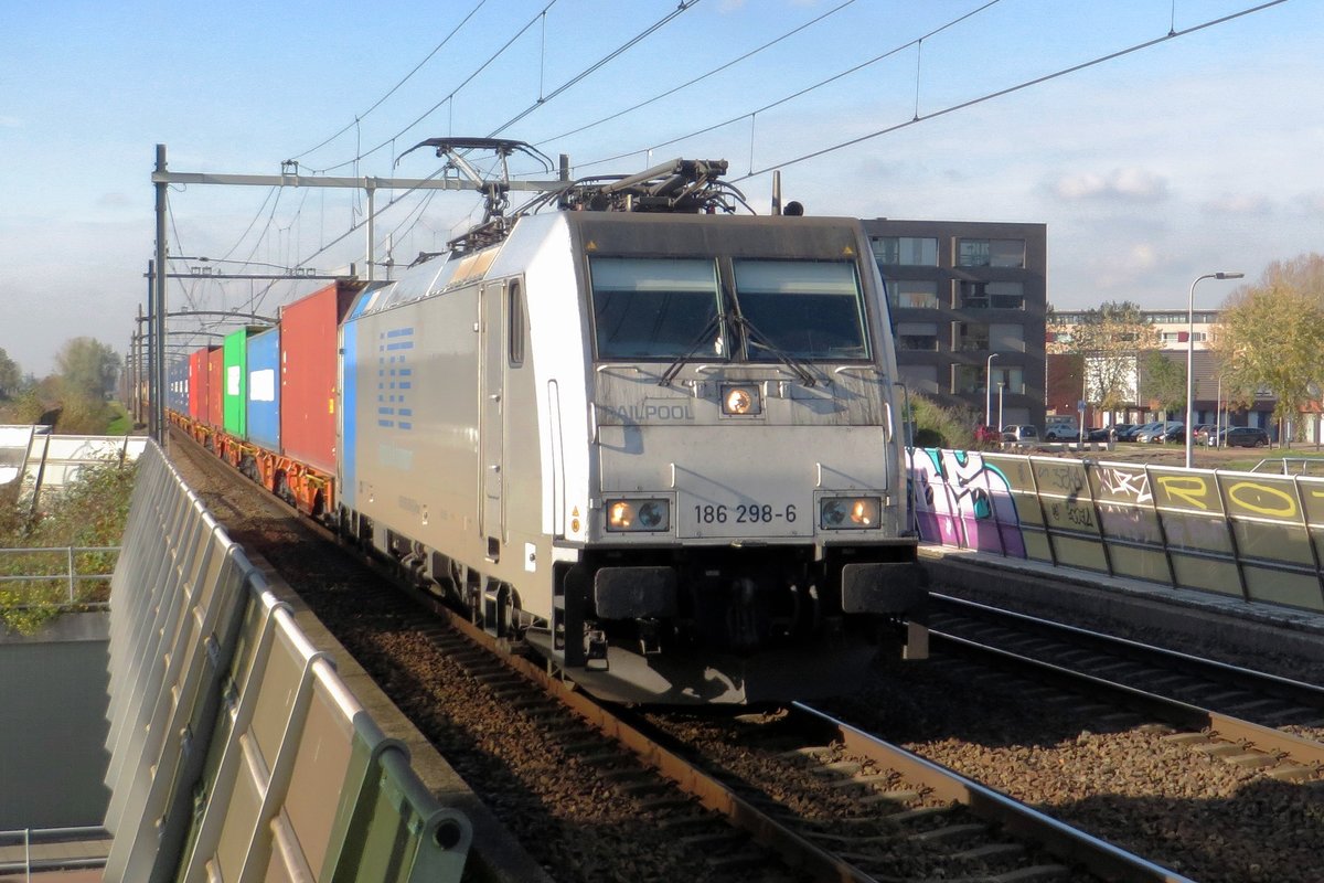 LTE 186 298 zieht ein Containerzug durch Tilburg Reeshof am 5 November 2020.