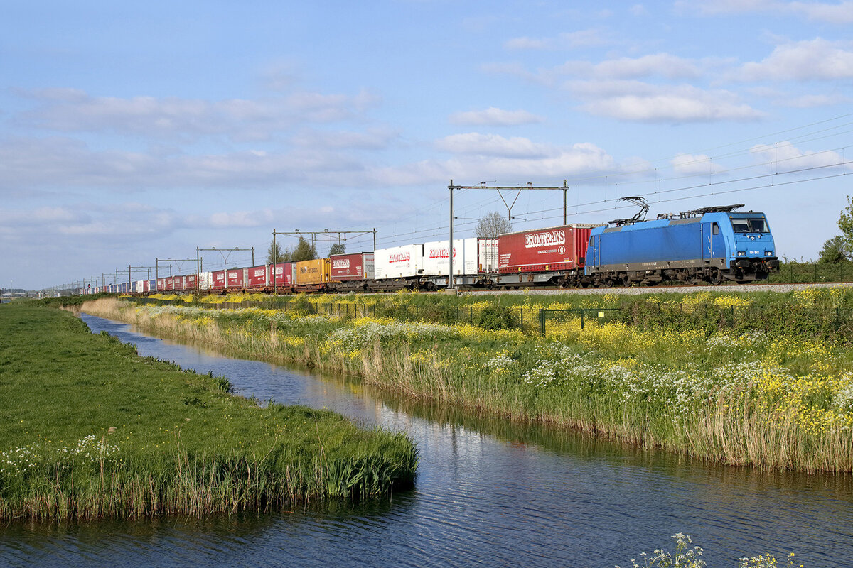 LTE 186 942 mit dem Posener Shuttle 41350 ein schöner Zug an diesem Samstagabend 18.34 Uhr ri Erp entlang Nieuwekerk aan den IJssel 25. April 2020