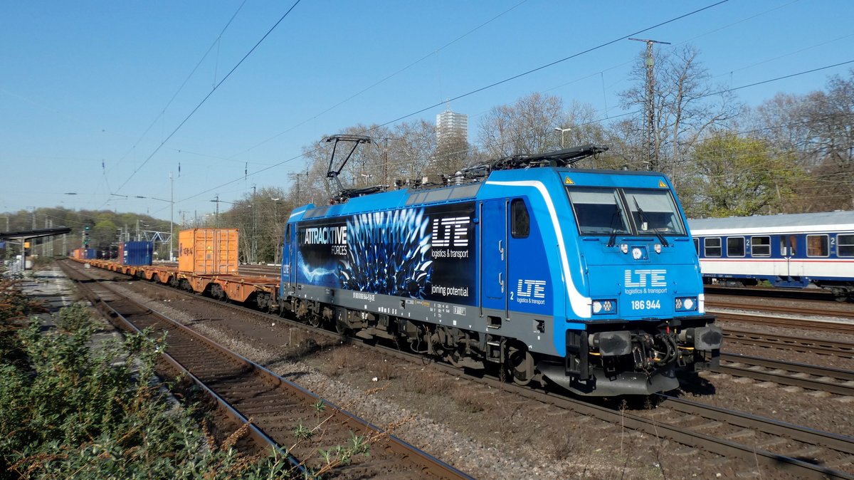 LTE 186 944 mit der Werbefolierung  AT TRACK TIVE Forces  fuhr am 31.03.21 durch den Bf Köln-West in Richtung Süden.