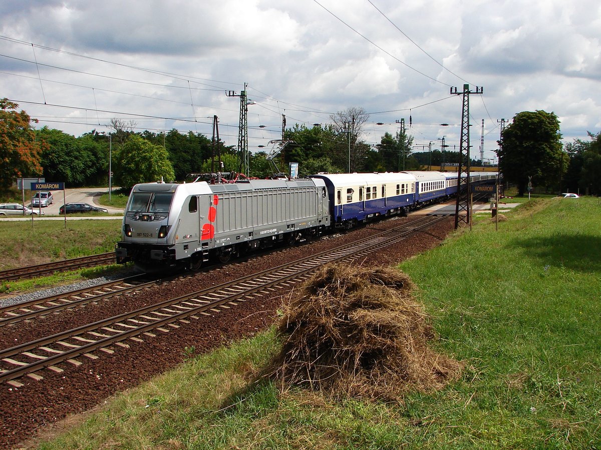 LTE 187 522 (Akiem Vermietlok) mit dem Sonderzug  Golden Eagle Lux Train  kurz nach Komárom.
24.06.2018.