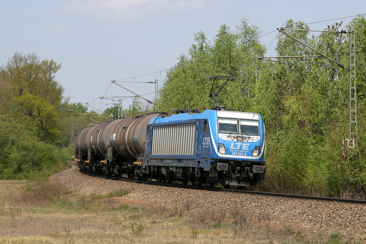 LTE 187 932-9 fährt mit ihren Kesselwagen in die südl. Umgehung des Rangierbahnhofs München Nord ein, 25.04.2020