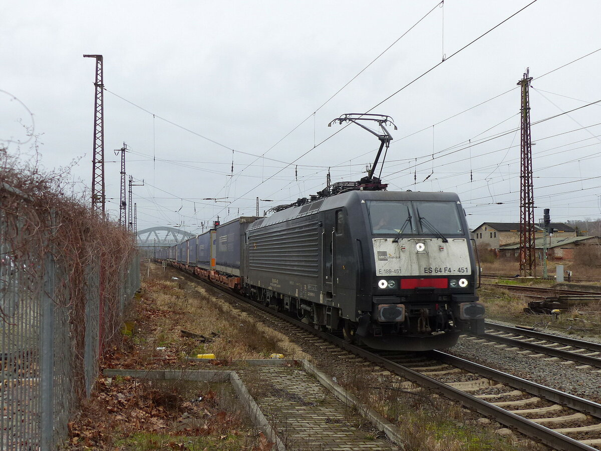 LTE 189 451 mit dem Miratrans-KLV von Ludwigshafen BASF Ubf nach Olsztyn Glowny (PL), am 18.02.2022 in Naumburg (S) Hbf.