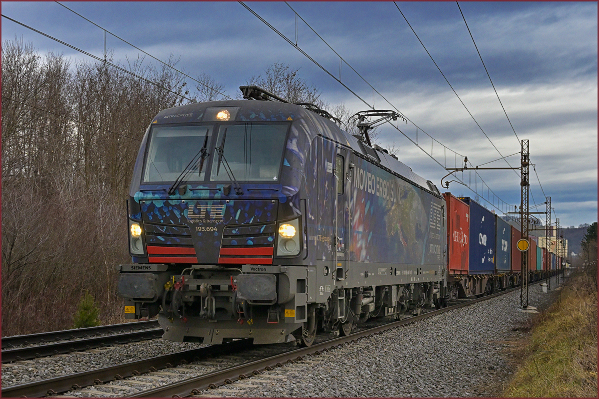 LTE 193 694 zieht Containerzug durch Maribor-Tabor Koper Hafen. /4.1.2022