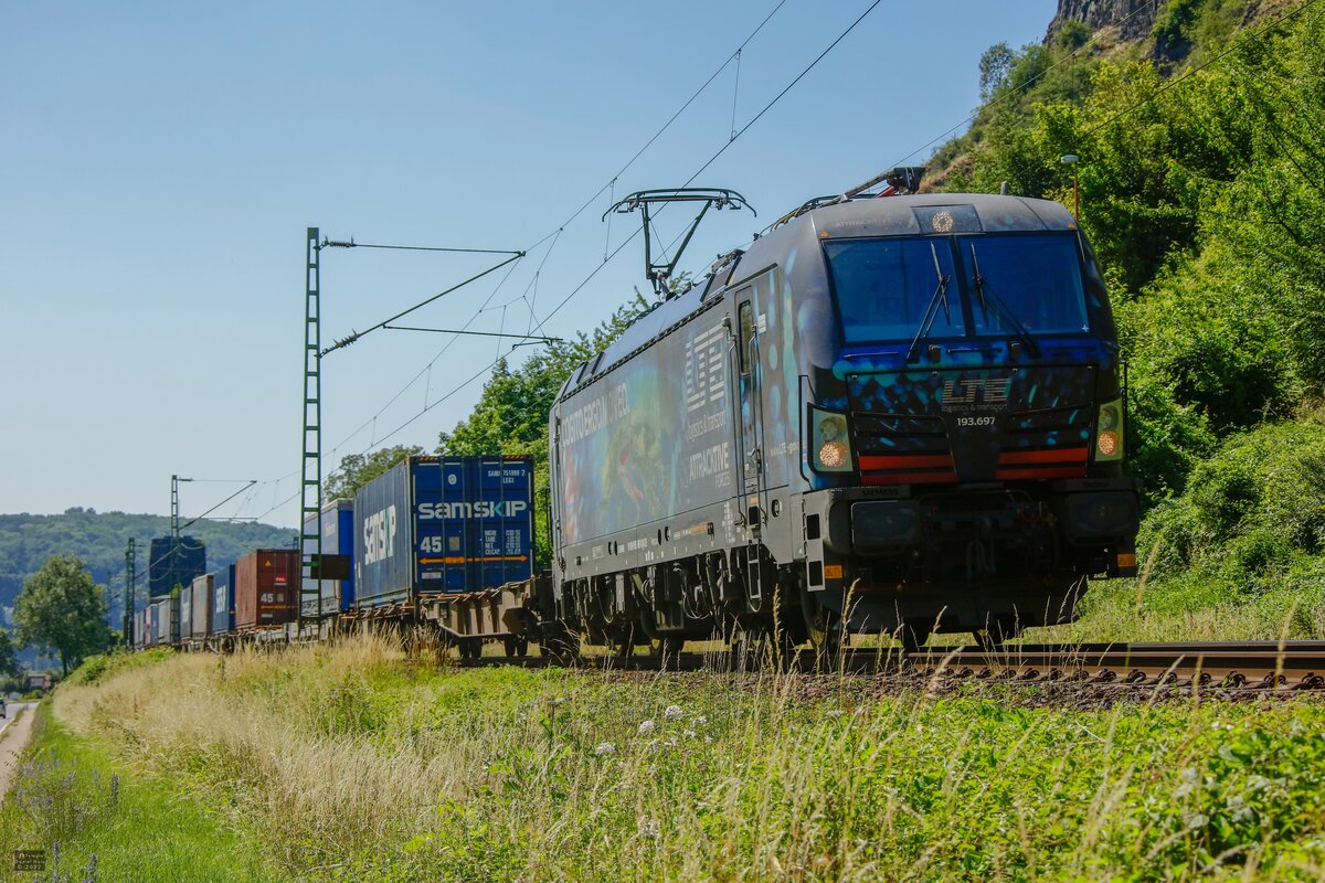 LTE 193 697 mit Containerzug in Erpel, Juni 2022.
